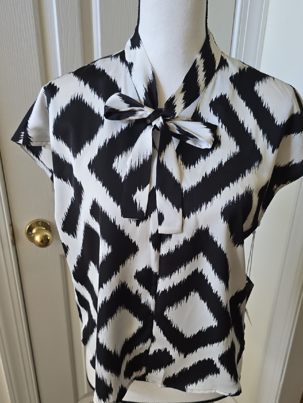 WORTHINGTON BRAND WOMEN'S PETITE BLACK AND WHITE ASYMMETRICAL TOP SIZE PS